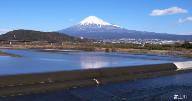 富士川に映る富士山